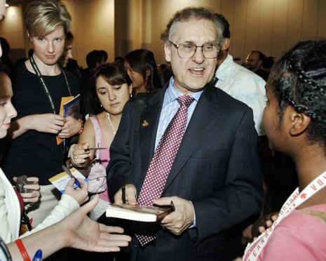 Stephen Lewis in giacca e cravatta
