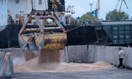 Obilie sa nakladajú v prístave v Izmaile na Ukrajine v apríli