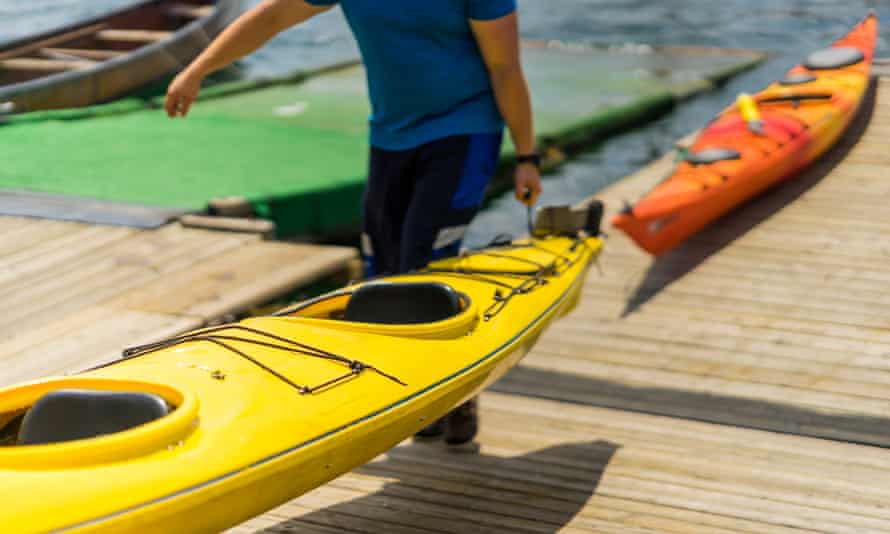 Salpica: el desafío de aprender a navegar en kayak 1 Aprende sobre diferentes tipos de canoa y kayak; paletas los diversos golpes y cómo mantener el 'río correcto' y el auto rescate si te caes.