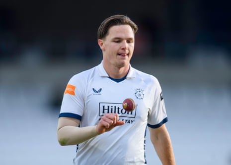 हेडिंग्ले में हैम्पशायर के लिए सोनी बेकर ने एक ही ओवर में यॉर्कशायर के तीन विकेट लिए।