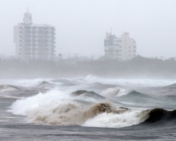 Typhoon Jangmi sweeps northwards leaving 23 injured in Japan