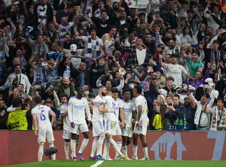 Madrido „Real“ žaidėjas Karimas Benzema švenčia kartu su komandos draugais, pelnęs trečiąjį savo komandos įvartį.