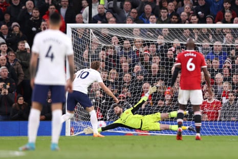 Tottenham’s Harry Kane scores a penalty to make it 1-1.