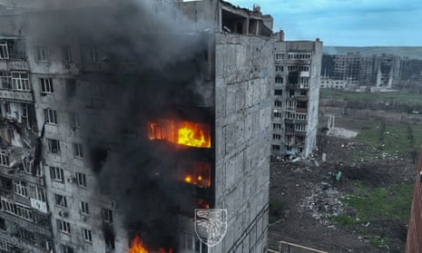 A ruined multi-storey building on fire in Bakhmut.