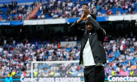 Vinícius Júnior memberi hormat kepada penonton di Bernabeu sebelum Real Madrid v Rayo Vallecano pada hari Rabu