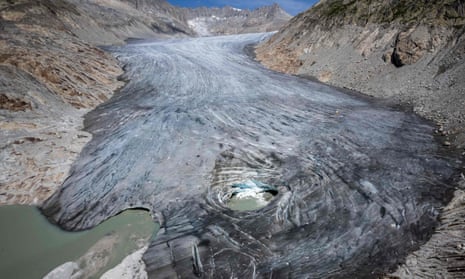 Un lago glaciar en los Alpes suizos revelado debido al derretimiento del glaciar.
