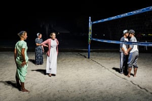 Le match de volley-ball féminin du soir est le principal spectacle de la communauté.