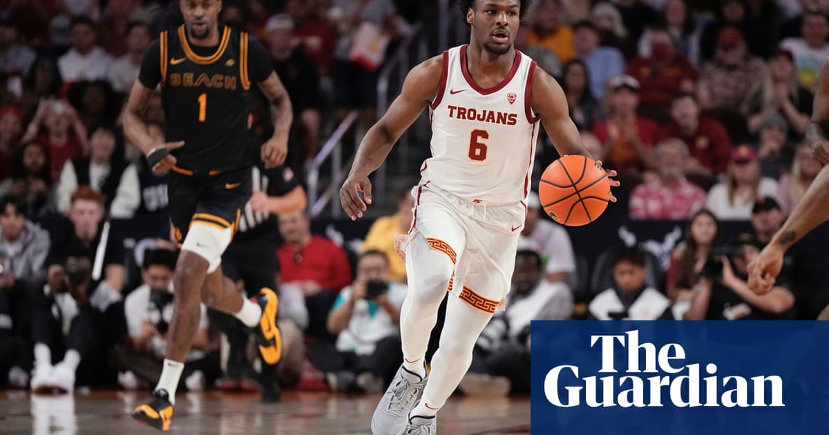 ЛеБрон Джеймс в тълпата за да гледа завръщането на сина