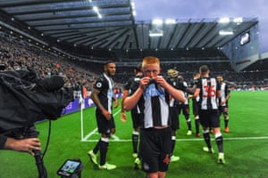 Longstaff kisses the badge of Newcastle United.