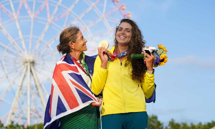 Jess Fox celebrates with her mum and coach Myriam Fox-Jerusalmi after winning gold.