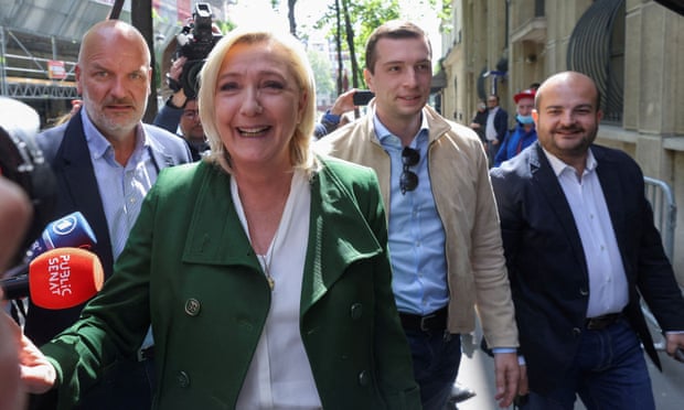 Marine Le Pen with Jordan Bardella (second from right)
