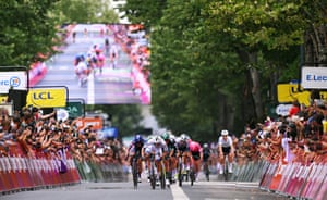 Lorena Wiebes pips Marianne Vos in a sprint finish to win stage three