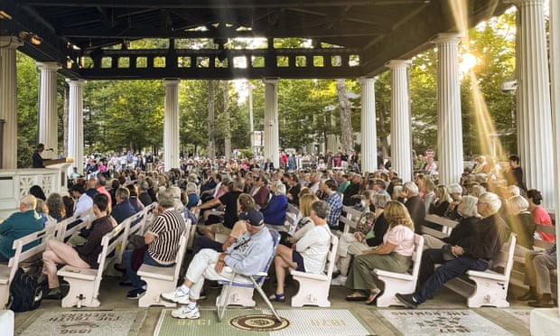 gente sentada en el teatro al aire libre