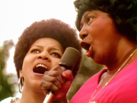 Staples sings with Mahalia Jackson.