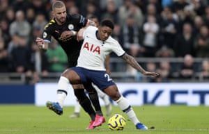 Bergwijn lucha por el balón con Kyle Walker.