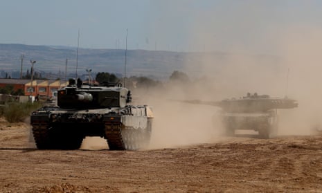 Ukrainian soldiers come to Spain for Leopard 2A4 tank training.