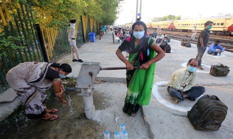 Women collect water in Bhopal. 