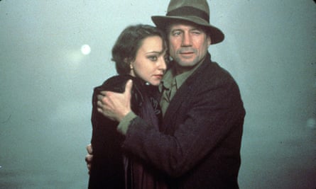 Fred Ward as the writer Henry Miller and Maria de Medeiros as Anaïs Nin in Henry and June 1990.