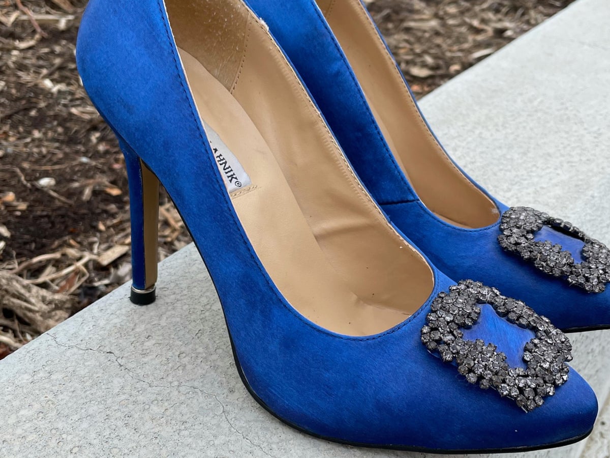 The History Of Carrie Bradshaw's Iconic Blue Manolo Blahnik Pumps From ...