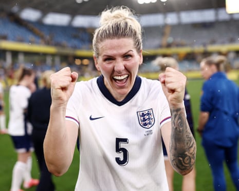 Millie Bright em campo pela Seleção Inglesa.