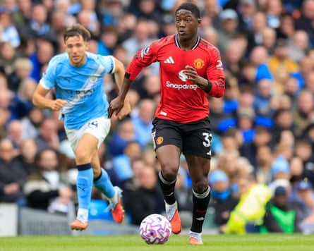 Kobbie Mainoo on the ball in defeat by Manchester City