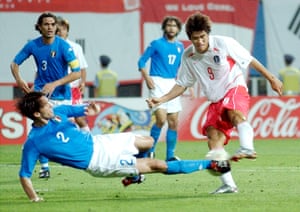 El delantero de Corea del Sur, Seol Ki Hyeon (C) marca el empate en el minuto 88 contra Italia para forzar el tiempo extra en su partido de la segunda ronda de la Copa del Mundo de 2002.