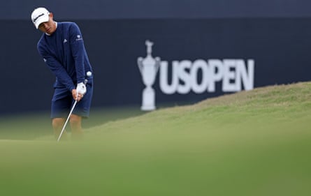 Pegolf Collin Morikawa memainkan chip shot.