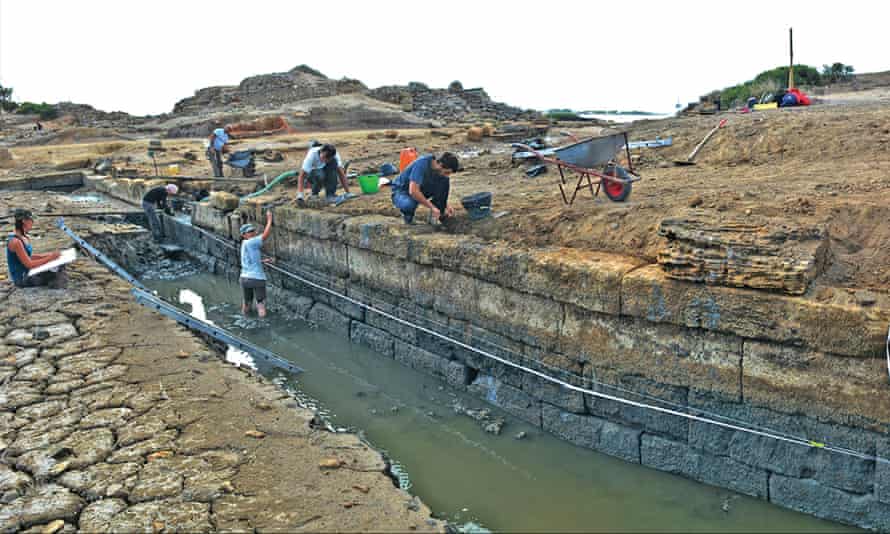 The southern wall of the ‘kothon’, separating the pool from the Marsala Lagoon.