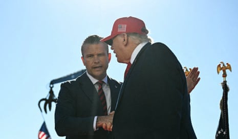 Дональд Трамп (справа) пожимает руку Питеру Хегсету.