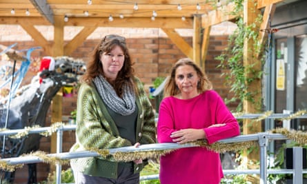 Sarah Cowley-Catchpole (links) und Karen Williams, die für die Wohltätigkeitsorganisation Escape Arts arbeiten
