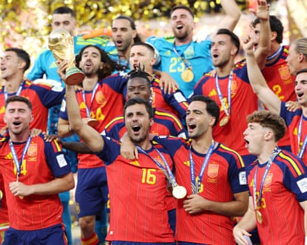 Espanha x Argentina: Final - Copa do Mundo FIFA 2026 EAST RUTHERFORD, NOVA JERSEY - 19 DE JULHO: Rodri nº 16 da Espanha levanta o troféu de vencedor da Copa do Mundo FIFA após a vitória do time durante a partida final da Copa do Mundo FIFA 2026 entre Espanha e Argentina em 26 de julho em Nova York, Rutherford, Nova Jersey. (Foto de Carl Racine/Getty Images)