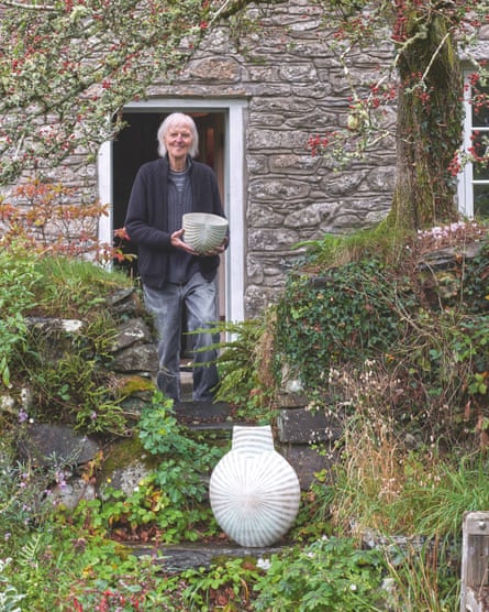 John Ward chez lui dans le Pembrokeshire avec deux de ses pots.