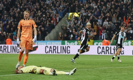 Ben White tergeletak di lantai sementara Aaron Ramsdale memalingkan muka saat Bruno Guimaraes berlari ke arah fans untuk merayakan gol kedua Newcastle.