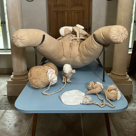 Renata Adela Origin of The World - We're All Space Sailors, 2023 thé et café tissu teint à la main, bois et métal 134 x 88 xx 140 cm / 52 ¾ x 34 ⅝ x 55 ⅛ in Credit: © Renata Adela, courtesy The Artist .