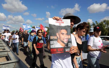 Familiares, amigos y partidarios de los rehenes retenidos por Hamas en Gaza participan en una marcha desde Tel Aviv a Jerusalén, cerca de Be'er Ya'akov, el 15 de noviembre.