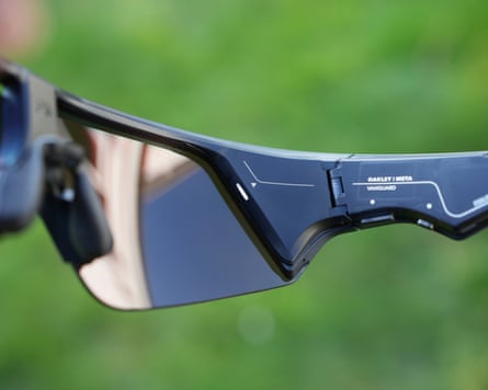 The notification LED on the inside of the frame of the Oakley Meta Vanguard.