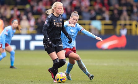Katherine Kühl en action pour Arsenal contre Manchester City en février