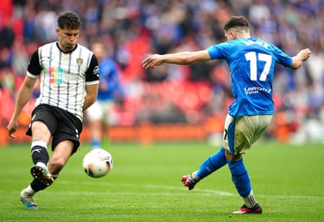Armando Dobra menembak untuk memberi Chesterfield keunggulan.