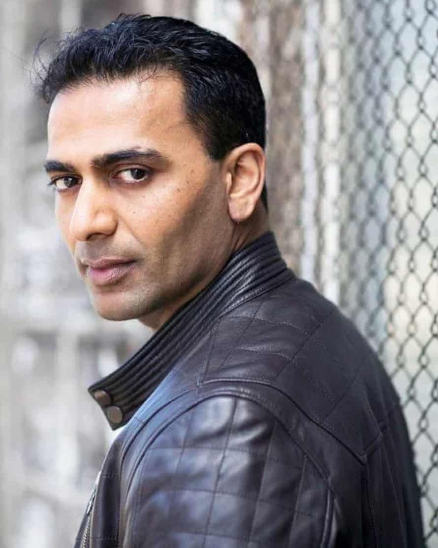 لعب ساشين جواب دور أجاي كابور في الدول المجاورة من 2011 إلى 2013.