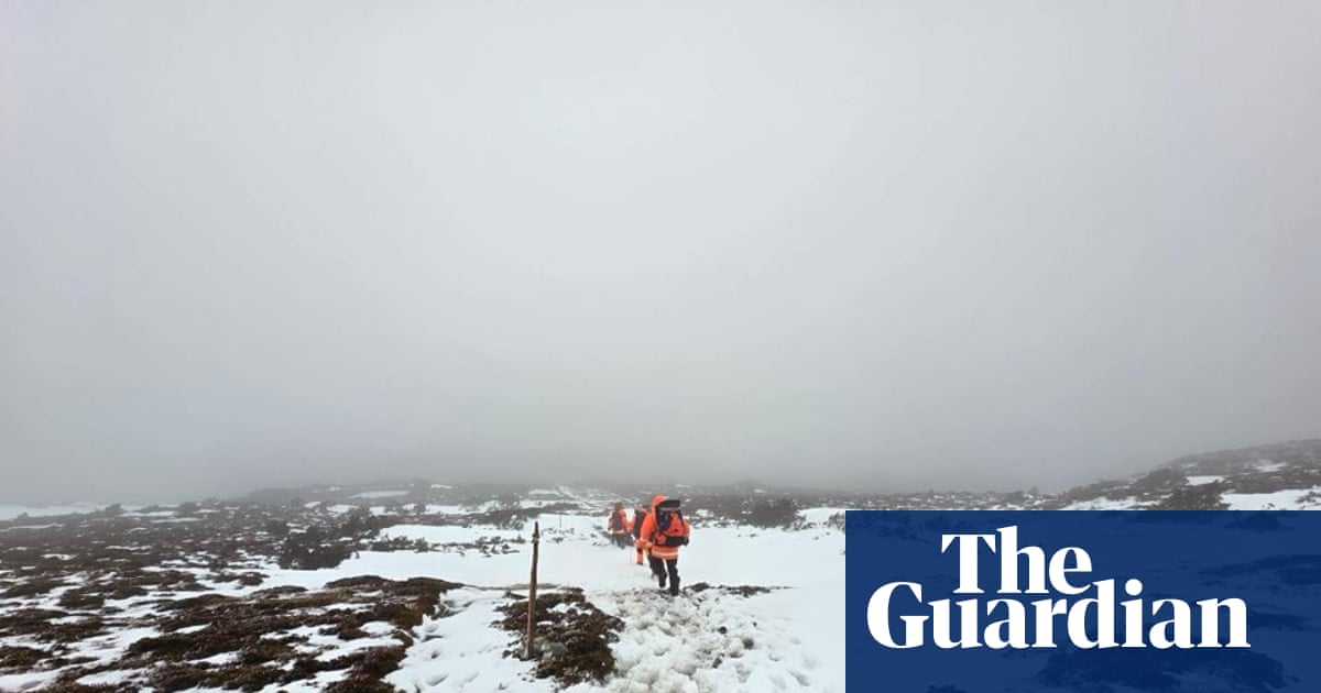 Cradle Mountain tourist dies after walking group overwhelmed by extreme weather at national park