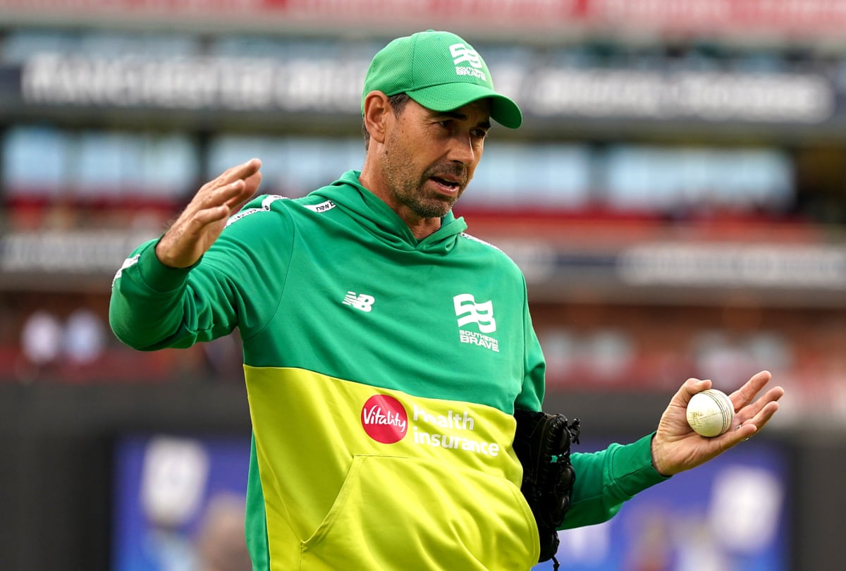 Stephen Fleming speaks to players