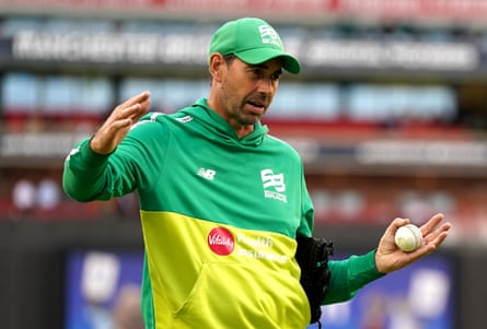Stephen Fleming speaks to players