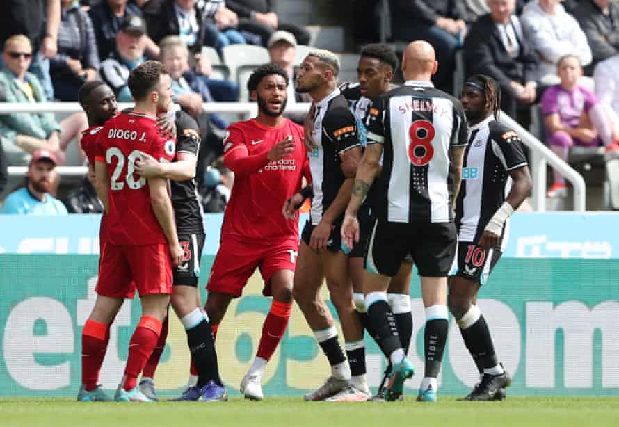 Joelinton Und Jota Werden Bei Einem Zusammenprall Getrennt Gehalten.