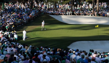 मैक्लेरॉय 16वें हरे रंग पर चलता है।