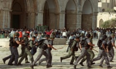 Israeli troops run as clashes erupt outside the Al-Aqsa mosque compound in Jerusalem's Old City 28 September 2000, following a visit to the holy site by Israeli right-wing opposition leader Ariel Sharon.