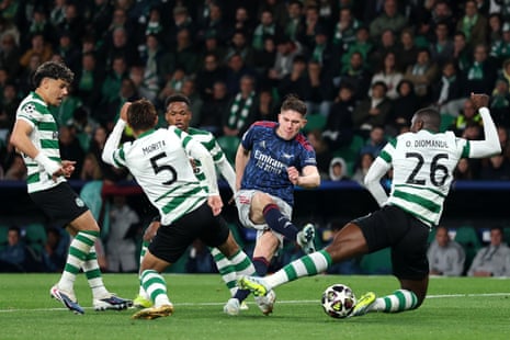 आर्सेनल के विक्टर गियोकेरेस ने स्पोर्टिंग के हिडेमासा मोरिटा और ओसमांडे डियोमांडे के दबाव में शूटिंग की।