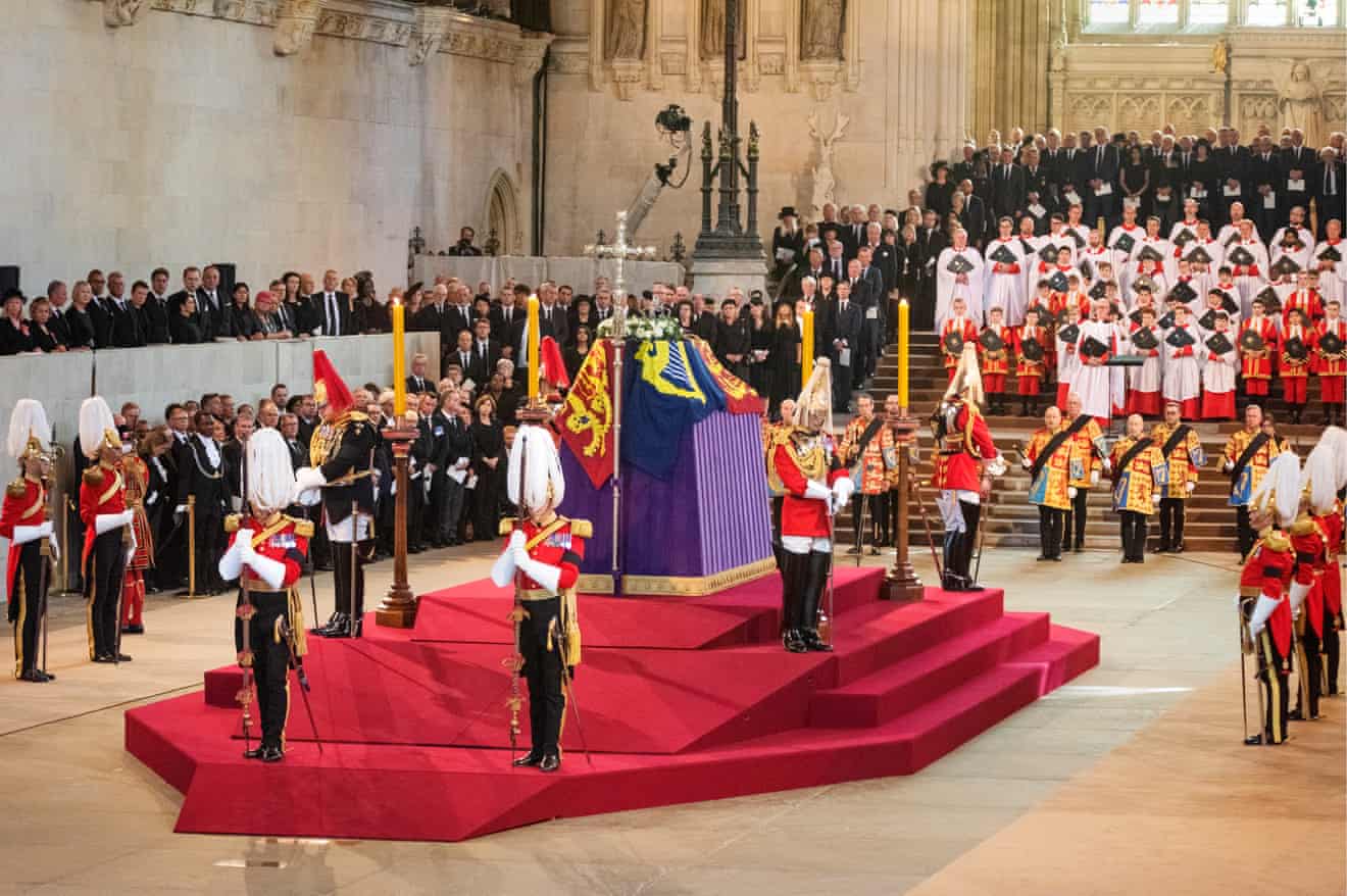 Sicriul este depus în Westminster Hall.