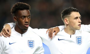 Phil Foden y Callum Hudson-Odoi se alinean para Inglaterra Sub-21 en octubre de 2019