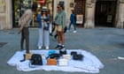 Vendedores ambulantes migrantes de Barcelona cuentan una historia de supervivencia en la Bienal de Venecia