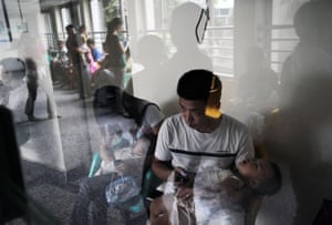 Parents with babies made ill from tainted milk powder queue to receive examinations at a hospital on 17 September, 2008 in Wuhan in Hubei province